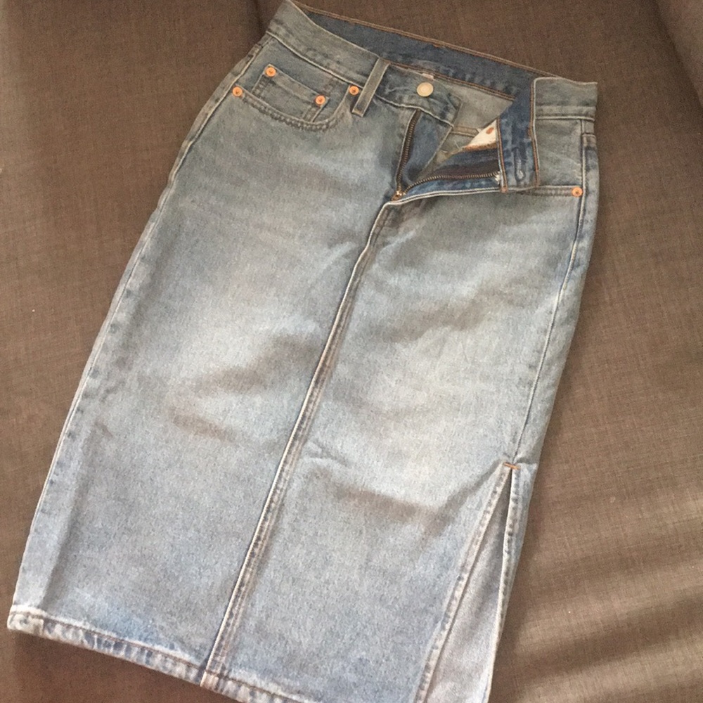 Never worn! Vintage Levi denim skirt. Size 25